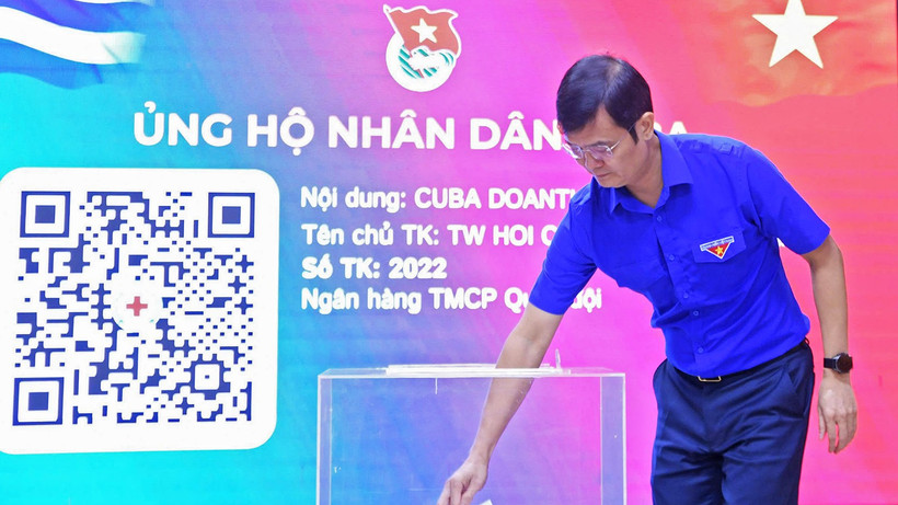 Bí thư thứ nhất Trung ương Đoàn Bùi Quang Huy hưởng ứng quyên góp ủng hộ nhân dân Cuba tại buổi lễ phát động.
