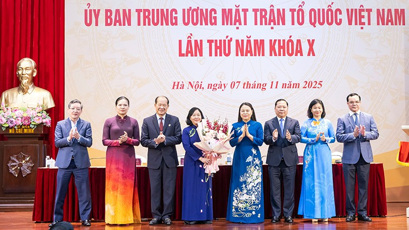 Đồng chí Bùi Thị Minh Hoài, Ủy viên Bộ Chính trị, Bí thư Trung ương Đảng, được hiệp thương cử giữ chức Chủ tịch Ủy ban Trung ương Mặt trận Tổ quốc Việt Nam khóa X.
