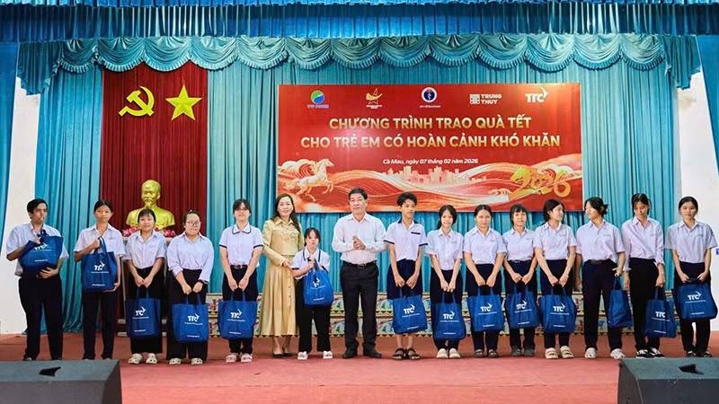 Ban tổ chức chương trình trao quà Tết tặng một số đại diện thiếu nhi hoàn cảnh khó khăn trên địa bàn tỉnh.