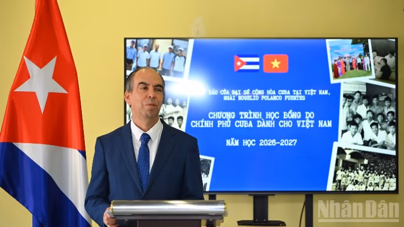 Đại sứ Cuba tại Việt Nam Rogelio Polanco Fuentes thông tin về chương trình học bổng tại buổi họp báo. 
