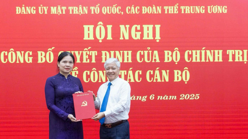 Đồng chí Đỗ Văn Chiến trao Quyết định của Bộ Chính trị về việc điều động, chỉ định đồng chí Hà Thị Nga.