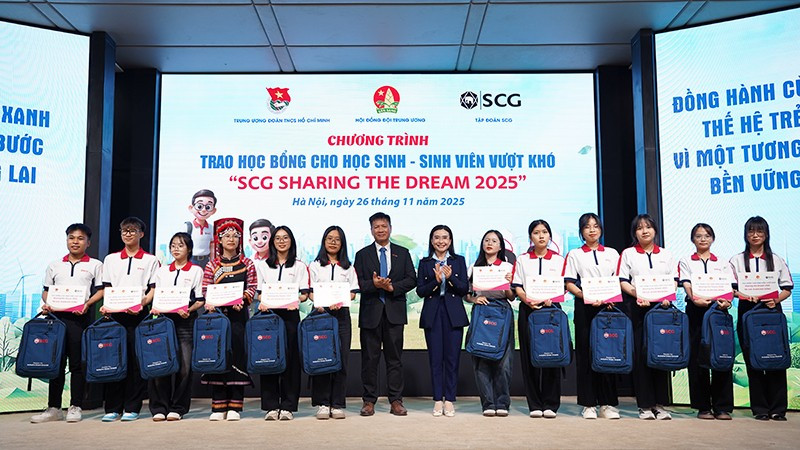Đại diện Trung ương Đoàn và Tập đoàn SCG trao quà, học bổng tặng sinh viên tiêu biểu.