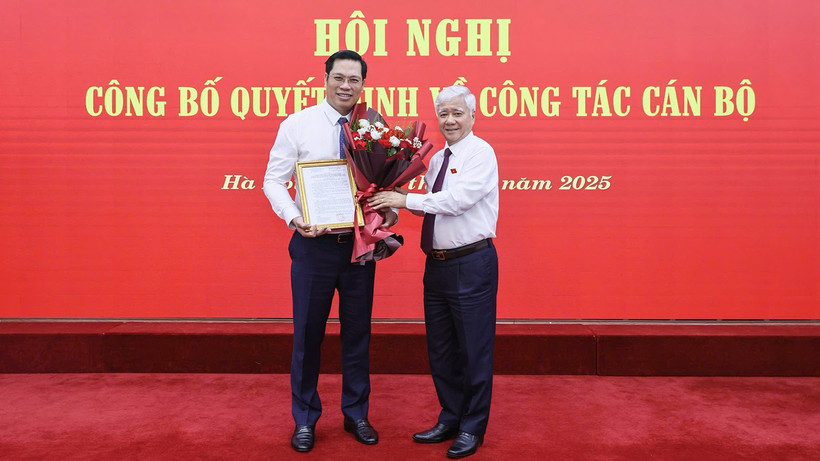 Đồng chí Đỗ Văn Chiến (bên phải) tặng hoa chúc mừng đồng chí Bùi Duy Đông.