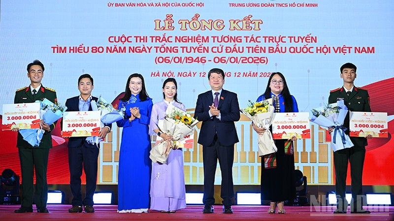 Ban tổ chức trao phần thưởng tặng các thí sinh tiêu biểu, xuất sắc của cuộc thi.