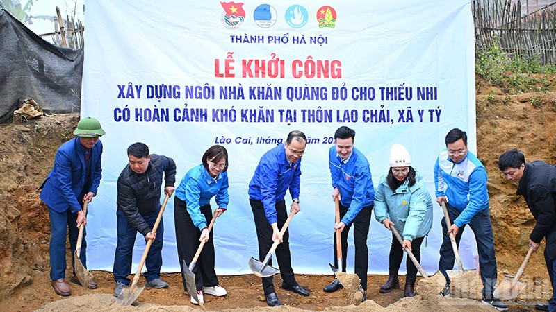 Đại diện đoàn công tác của tuổi trẻ Thủ đô cùng các cơ quan, đoàn thể địa phương khởi công xây dựng căn nhà "Khăn quàng đỏ" tặng gia đình em Ly Xá Cà.