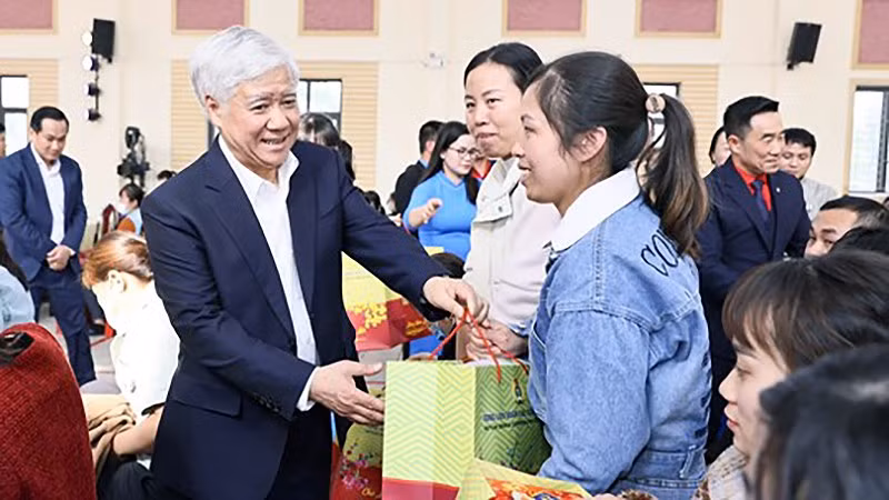 Đồng chí Đỗ Văn Chiến, Ủy viên Bộ Chính trị, Bí thư Trung ương Đảng, Chủ tịch Ủy ban Trung ương Mặt trận Tổ quốc Việt Nam trao quà tặng công nhân lao động có hoàn cảnh khó khăn tỉnh Hà Nam dịp Tết Nguyên đán Ất Tỵ năm 2025.
