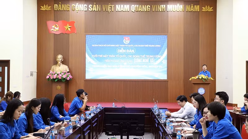 Đông đảo bạn trẻ tham dự Diễn đàn.