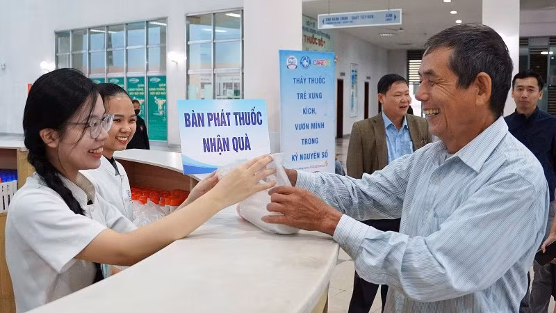 Người bệnh nhận quà tại chương trình.