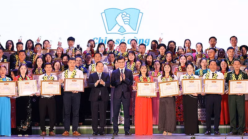 Đại diện lãnh đạo Ủy ban Trung ương Mặt trận Tổ quốc Việt Nam, Trung ương Đoàn và các đơn vị liên quan cùng 80 thầy, cô giáo tiêu biểu của chương trình.