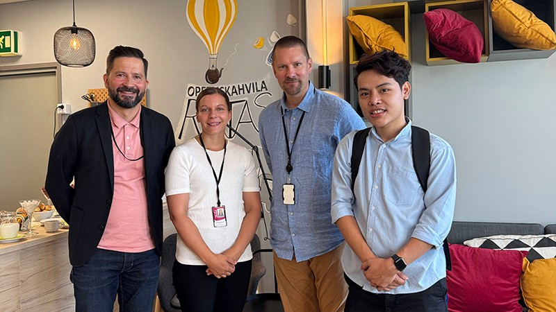 Sinh viên Việt Nam và các giáo viên Trường Nghề dành cho người trưởng thành Thành phố Tampere (TAKK, Phần Lan).