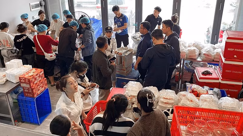 Hội viên Hội Doanh nhân trẻ Việt Nam chuẩn bị các suất cơm và nhu yếu phẩm gửi về vùng lũ.