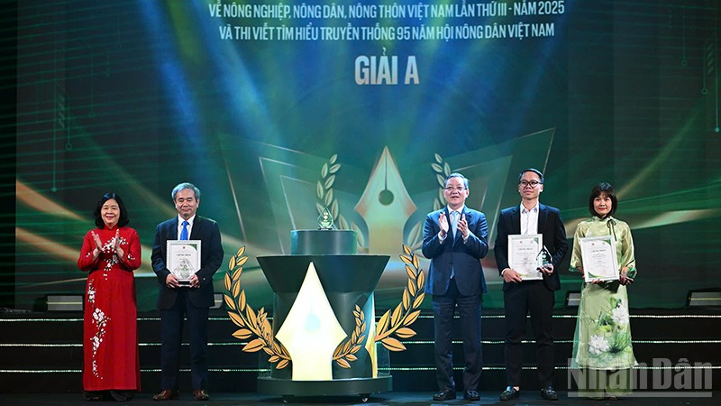 Các đồng chí Bùi Thị Minh Hoài, Lương Quốc Đoàn (lần lượt thứ nhất và ba từ trái sang) trao giải A Giải báo chí và giải A Cuộc thi viết cho các tác giả, đại diện nhóm tác giả tiêu biểu.