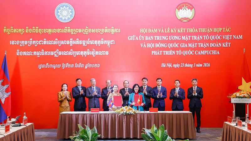 Đồng chí Bùi Thị Minh Hoài và bà Men Sam An (hàng đầu) trao biên bản ký kết thỏa thuận hợp tác. 