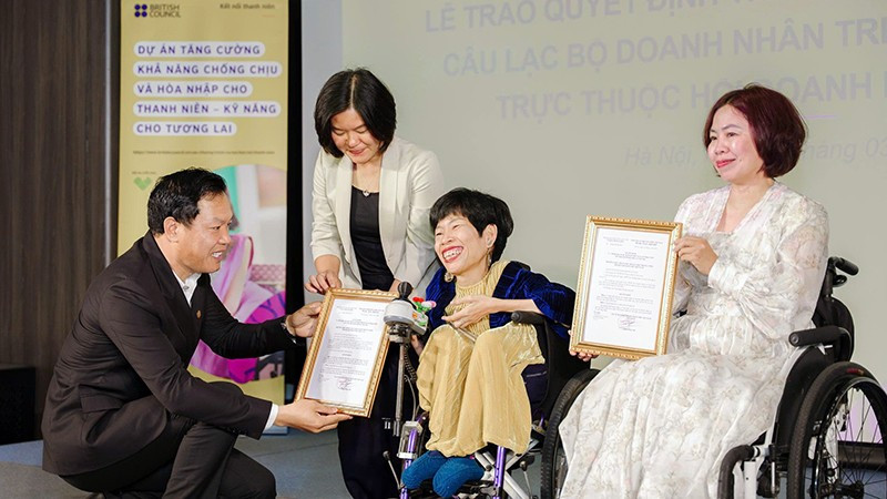 Đại diện Trung ương Hội Doanh nhân trẻ Việt Nam trao quyết định bổ nhiệm Chủ tịch Câu lạc bộ "Doanh nhân trẻ tạo tác động xã hội" đối với chị Nguyễn Thị Vân (thứ hai từ phải sang).