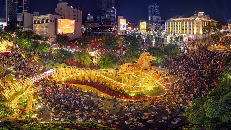 Phối cảnh Đường hoa Nguyễn Huệ rực rỡ trong đêm tối.