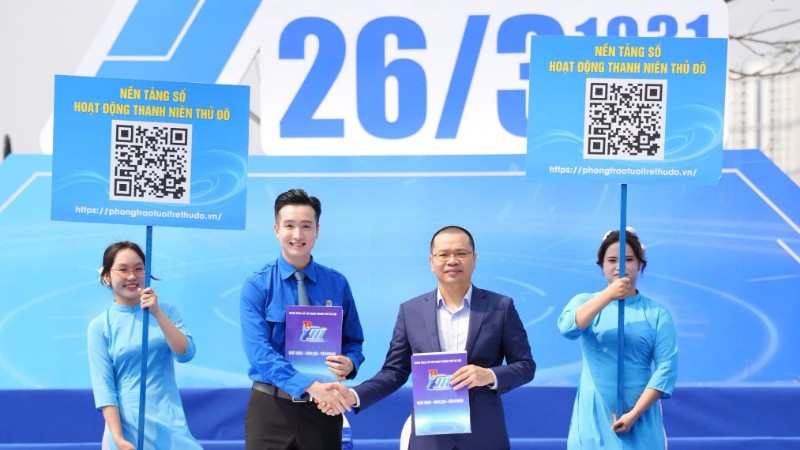 Đại diện Đoàn Thanh niên thành phố Hà Nội và các đơn vị liên quan trao biên bản phối hợp ra mắt nền tảng số quản lý phong trào thanh niên. 