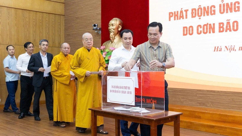 Cán bộ Cơ quan Ủy ban Trung ương Mặt trận Tổ quốc Việt Nam, đại diện các cơ quan, đoàn thể, đơn vị, nhà hảo tâm quyên góp trong khuôn khổ Lễ phát động ủng hộ đồng bào chịu thiệt hại do cơn bão số 10 (Bualoi). 