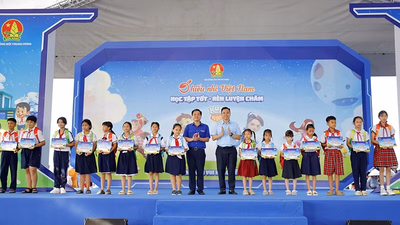 Ban tổ chức trao học bổng tặng học sinh vượt khó học tốt tại ngày hội.