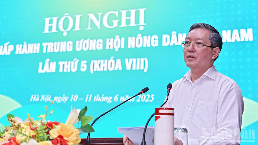 Chủ tịch Hội Nông dân Việt Nam Lương Quốc Đoàn điều hành hội nghị.