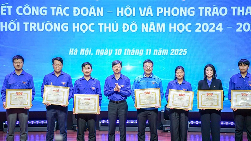 Bí thư Trung ương Đoàn, Chủ tịch Hội Sinh viên Việt Nam Nguyễn Minh Triết (thứ tư từ trái sang) trao Bằng khen của Trung ương Đoàn tặng các cá nhân, đại diện tập thể xuất sắc.
