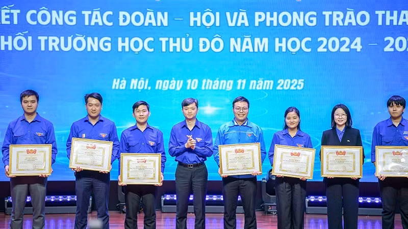 Bí thư Trung ương Đoàn, Chủ tịch Hội Sinh viên Việt Nam Nguyễn Minh Triết (thứ tư từ trái sang) trao Bằng khen của Trung ương Đoàn tặng các cá nhân, đại diện tập thể xuất sắc.
