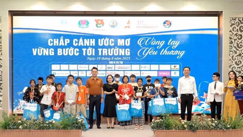 Ban tổ chức chương trình trao quà tặng các em thiếu nhi. 