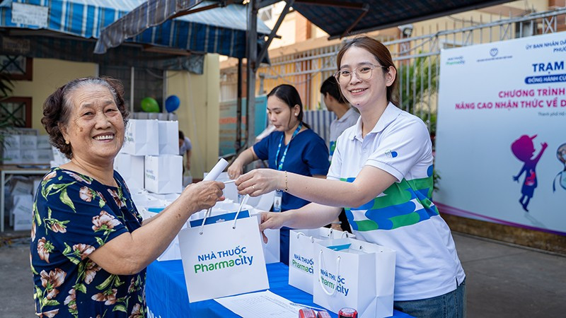 Người dân địa phương hồ hởi đến tham gia chương trình.