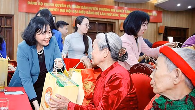 Đồng chí Bùi Thị Minh Hoài trao quà Tết Nguyên đán tặng người cao tuổi trên địa bàn Thủ đô.