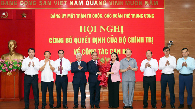 Đồng chí Đỗ Văn Chiến (thứ 4 từ trái sang) cùng đại diện lãnh đạo các đơn vị liên quan tặng hoa chúc mừng Phó Bí thư Đảng ủy Mặt trận Tổ quốc, các đoàn thể Trung ương Nguyễn Phi Long.