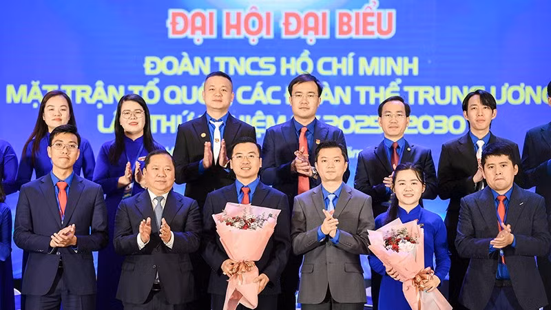 Phó Bí thư Đảng ủy Mặt trận Tổ quốc, các đoàn thể Trung ương Nguyễn Phi Long và Bí thư Thường trực Trung ương Đoàn Nguyễn Minh Triết (thứ 2 và 4 từ trái sang, hàng đầu) tặng hoa chúc mừng Ban Chấp hành Đoàn Thanh niên Mặt trận Tổ quốc, các đoàn thể Trung ương nhiệm kỳ 2025-2030.