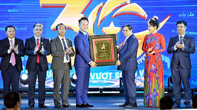 Thủ tướng Chính phủ Phạm Minh Chính và đại diện Hội Doanh nhân trẻ Việt Nam tại Lễ kỷ niệm 30 năm phong trào Doanh nhân trẻ Việt Nam.