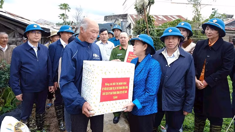 Đồng chí Bùi Thị Minh Hoài thăm hỏi người dân chịu ảnh hưởng bởi bão lũ tại tỉnh Lâm Đồng.