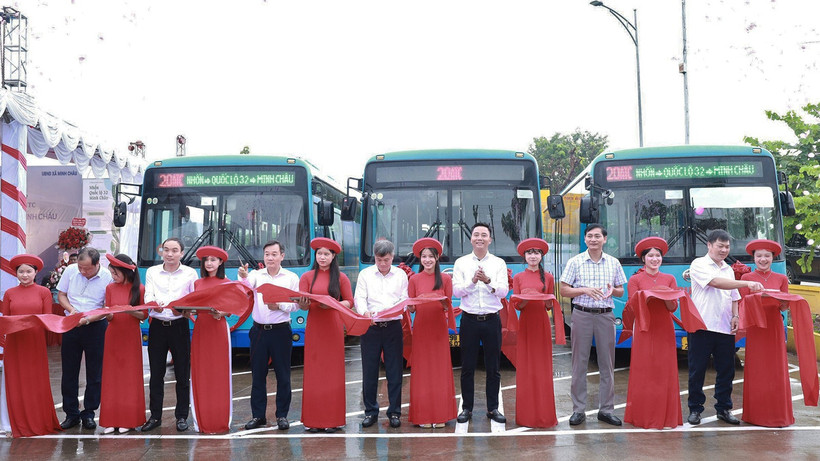 Đại diện lãnh đạo chính quyền xã Minh Châu và các đơn vị liên quan cắt băng khánh thành bến xe buýt Minh Châu.