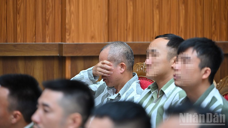 Các phạm nhân xúc động trước những món quà tinh thần mà chương trình mang đến Trại giam Vĩnh Quang.