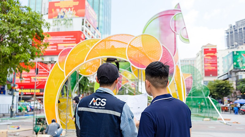 Các kỹ sư thi công linh vật ngựa tại đường hoa Tết Bính Ngọ 2026 ở khu vực phố Nguyễn Huệ (Thành phố Hồ Chí Minh).