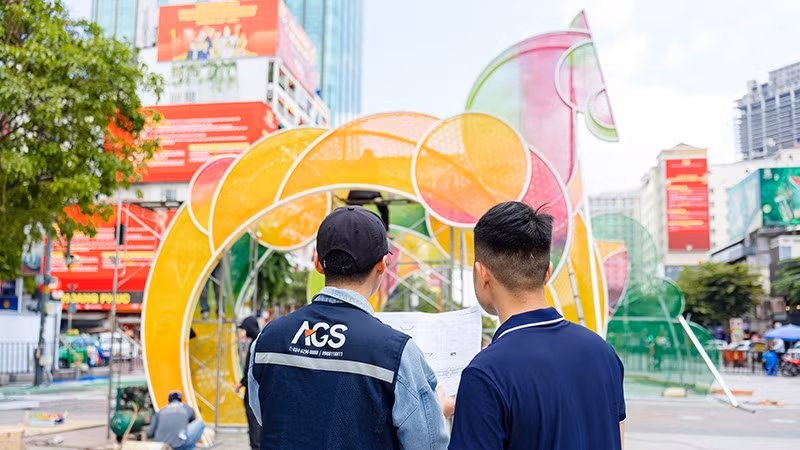 Các kỹ sư thi công linh vật ngựa tại đường hoa Tết Bính Ngọ 2026 ở khu vực phố Nguyễn Huệ (Thành phố Hồ Chí Minh).