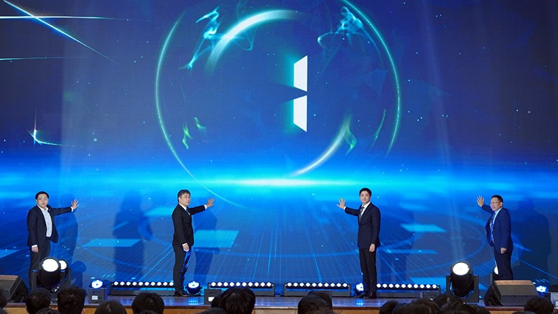 Đại diện Trung ương Hội Sinh viên Việt Nam và các đơn vị liên quan thực hiện nghi thức khởi động chương trình đồng hành.