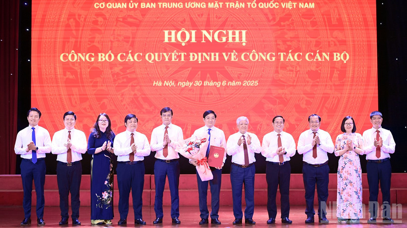Đồng chí Đỗ Văn Chiến (thứ 5 từ phải sang) trao quyết định đối với tập thể cán bộ Ban Công tác Đoàn tại Hội nghị.