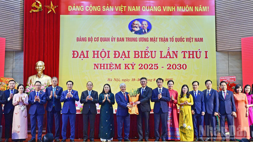 Đồng chí Trần Thắng, Phó Bí thư Đảng ủy Mặt trận Tổ quốc, các đoàn thể Trung ương (thứ 9 từ phải sang) tặng hoa chúc mừng Ban Chấp hành Đảng bộ Cơ quan Ủy ban Trung ương Mặt trận Tổ quốc Việt Nam nhiệm kỳ 2025-2030.