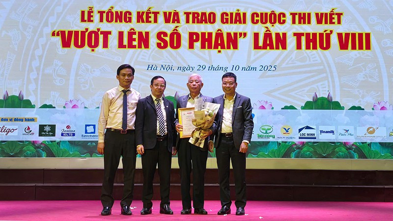 Đại diện gia đình tác giả Nguyễn Minh Châu nhận Giải Đặc biệt của Cuộc thi do cây viết nghị lực không thể có mặt vì điều kiện sức khỏe.