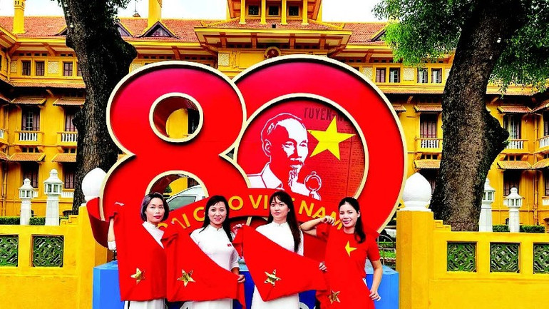 2. Niềm hân hoan, rạng rỡ và tự hào ánh lên trên khuôn mặt mỗi người. 2-5926.jpg