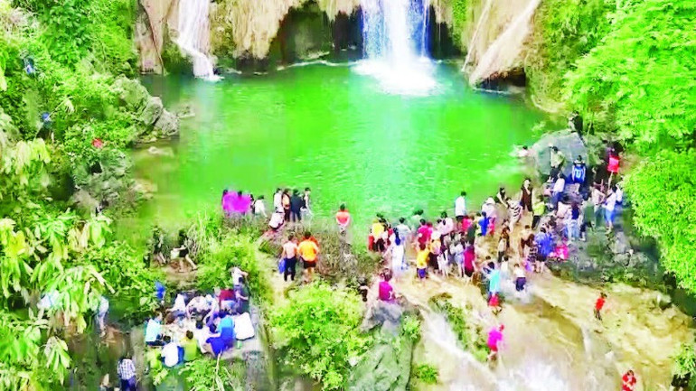 ៥- ភ្ញៀវទេសចរណ៍ស្វែងយល់ និងទស្សនាទឹកធ្លាក់ Khuoi Nhi ។ 55-1072.jpg