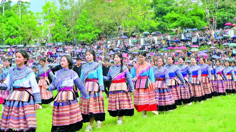 Đội hình múa gậy của học sinh Bắc Hà. 3-doi-2-9695.jpg