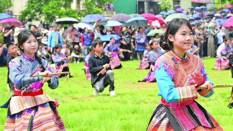 Đội hình múa gậy của học sinh Bắc Hà. 3-doi-6198.jpg