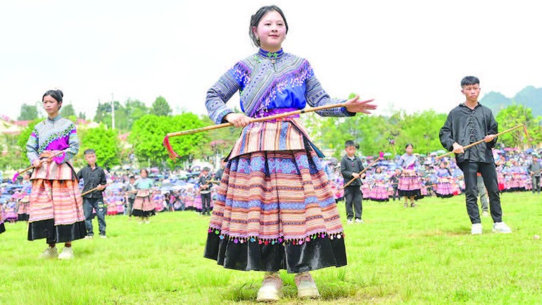 Cô gái H’Mông trong điệu múa truyền thống. co-gai-742.jpg