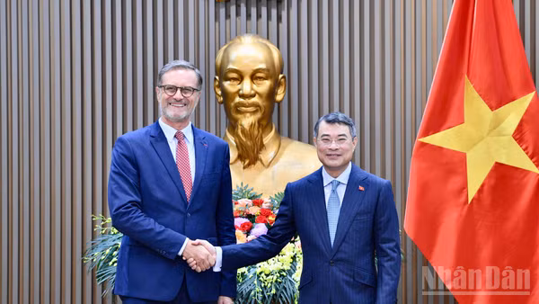 Thủ tướng Chính phủ Lê Minh Hưng và Đại sứ Cộng hòa Pháp tại Việt Nam Olivier Brochet. (Ảnh: THANH GIANG)
