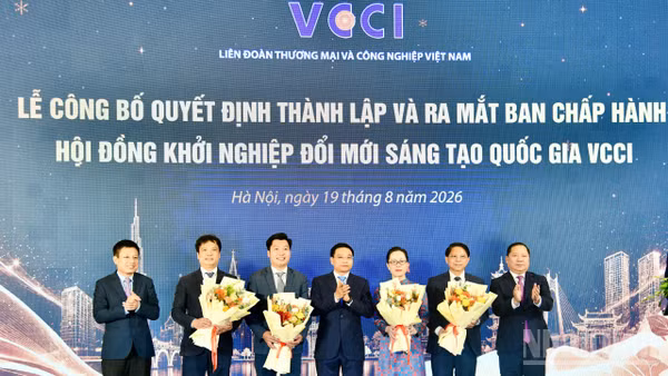 Phó Thủ tướng Chính phủ Nguyễn Văn Thắng chúc mừng Ban Chấp hành Hội đồng Khởi nghiệp Đổi mới sáng tạo Quốc gia VCCI. (Ảnh: Thanh Giang)