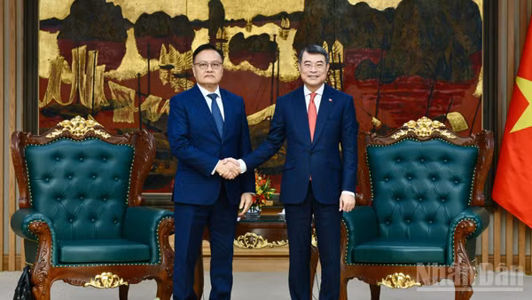 Thủ tướng Chính phủ Lê Minh Hưng và đồng chí Santiphab Phomvihane, Phó Thủ tướng, Bộ trưởng Tài chính Lào. (Ảnh: THANH GIANG)