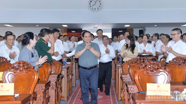 Thủ tướng Phạm Minh Chính tới dự Hội nghị tiếp xúc cử tri trước Kỳ họp thứ 10, Quốc hội khóa XV với lãnh đạo chủ chốt 103 xã, phường trên địa bàn thành phố Cần Thơ. (Ảnh: Thanh Giang)