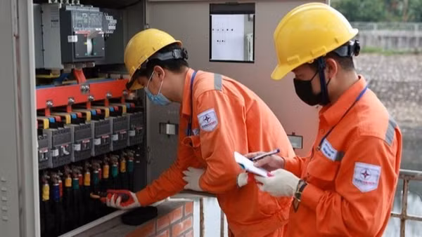 EVN khẩn trương rà soát, tính toán, tiết kiệm tối đa chi phí để có phương án giảm giá bán lẻ điện bình quân nhằm hỗ trợ, bảo đảm an sinh xã hội cho người dân, doanh nghiệp. (Ảnh: VGP)